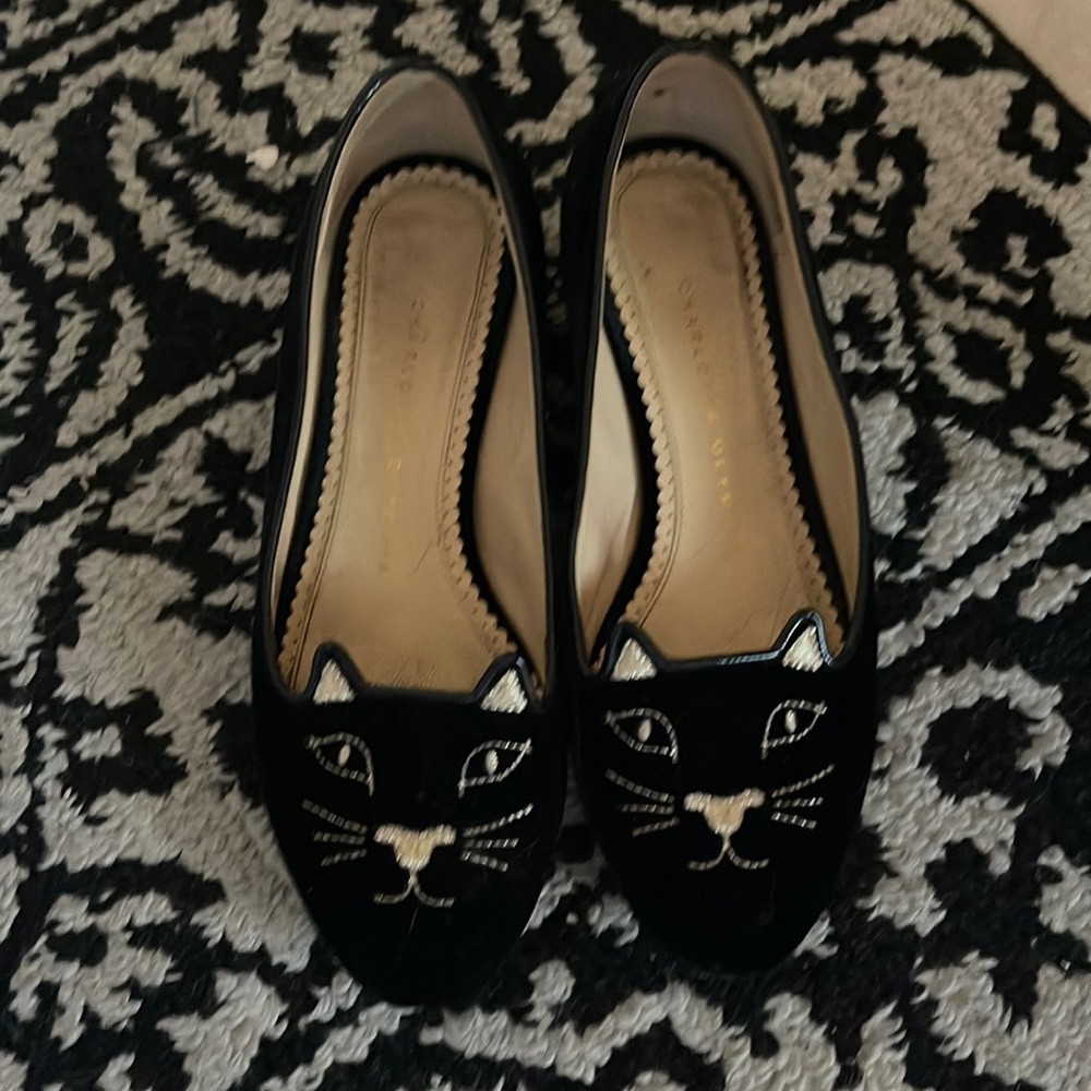 The cutest kitty, velvet shoes, and easy to match with